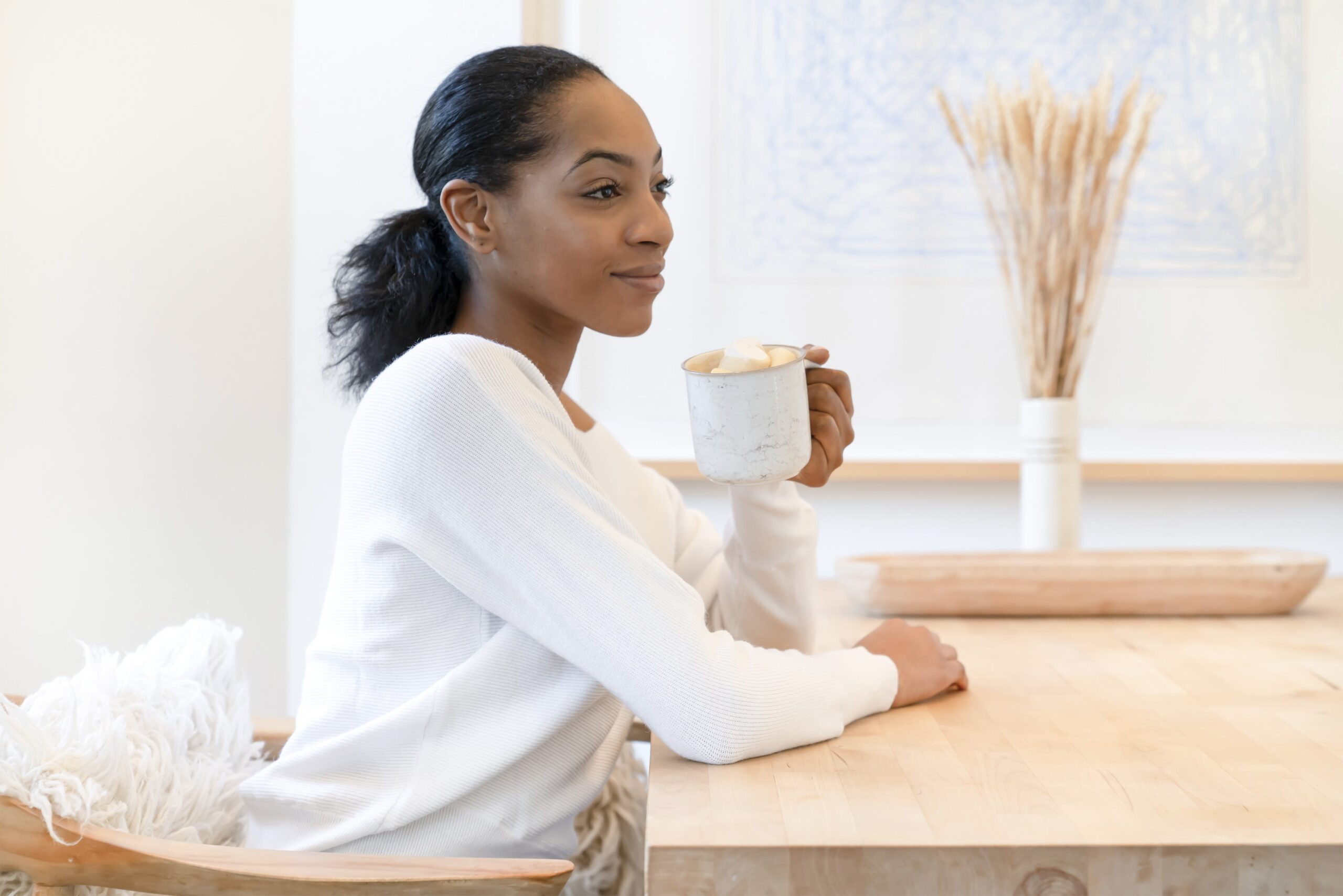 jeune femme community manager à son bureau avec une tasse de café